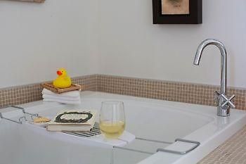 Away In The County Bed And Breakfast Cherry Valley 외부 사진